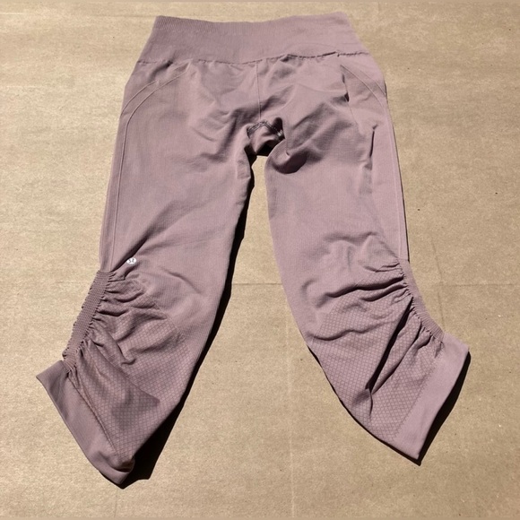 Lululemon Awakening Crop Taryn Toomey Collection 17” Misty Mauve - Size 6 - Picture 7 of 11